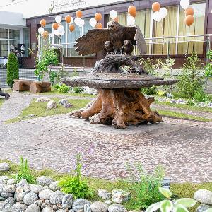 «Дворик-сад» перед отелем «Снежная Сова»