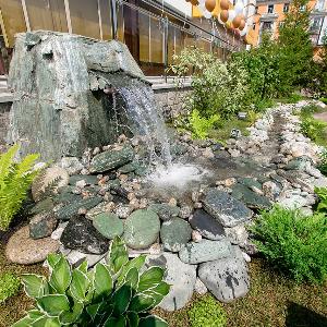 «Дворик-сад» перед отелем «Снежная Сова»