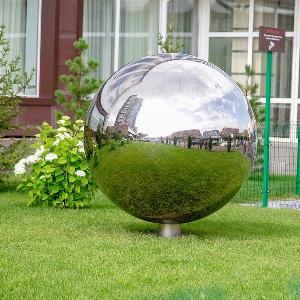 «Дворик-сад» перед отелем «Снежная Сова»